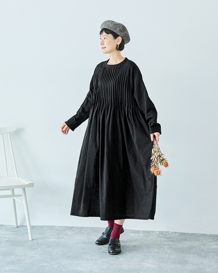 08Mab リネンコットンオックスラグラン袖ピンタックワンピース ブラックのシルエット