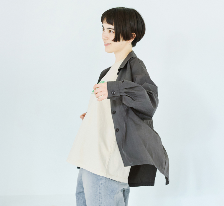 【 ichi 】コットンナイロンシャツブルゾン チャコール 羽織り途中