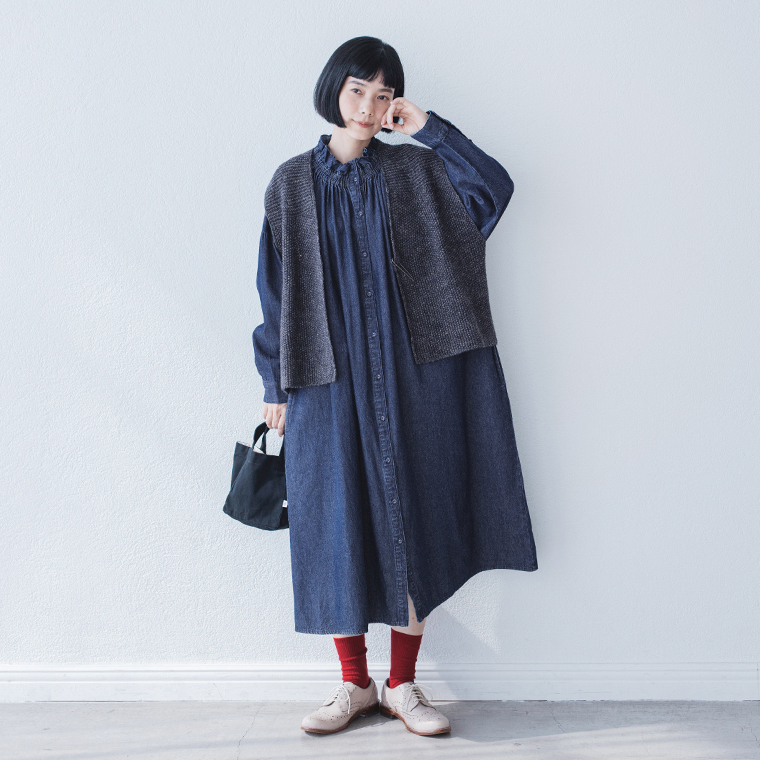 LUPILIEN by natulan　別注　フリルカラーデニムワンピース　ベストを羽織ったアレンジコーデ
