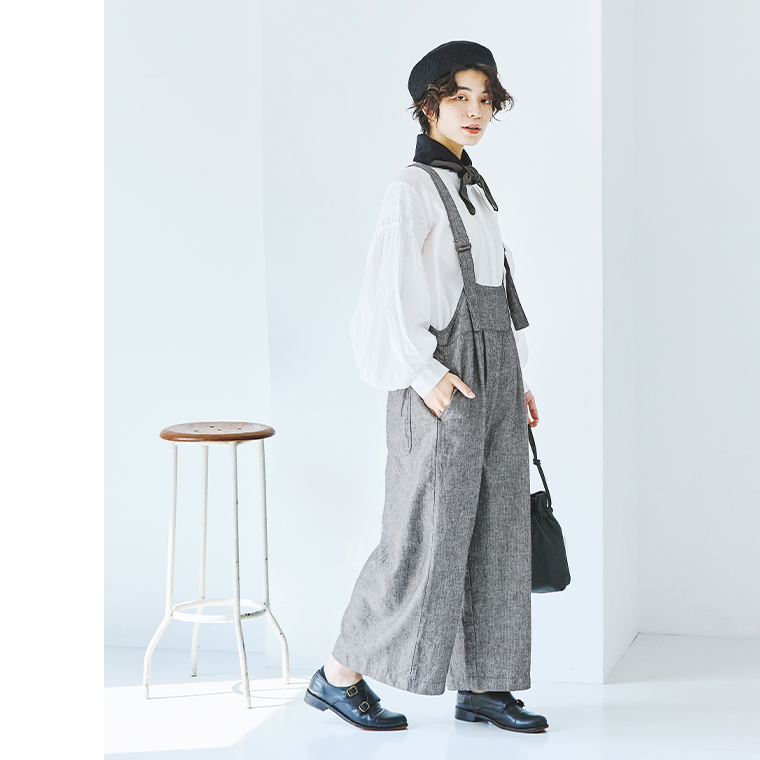 blue willow 別注 ヘリンボーン タックサロペット　横のシルエット