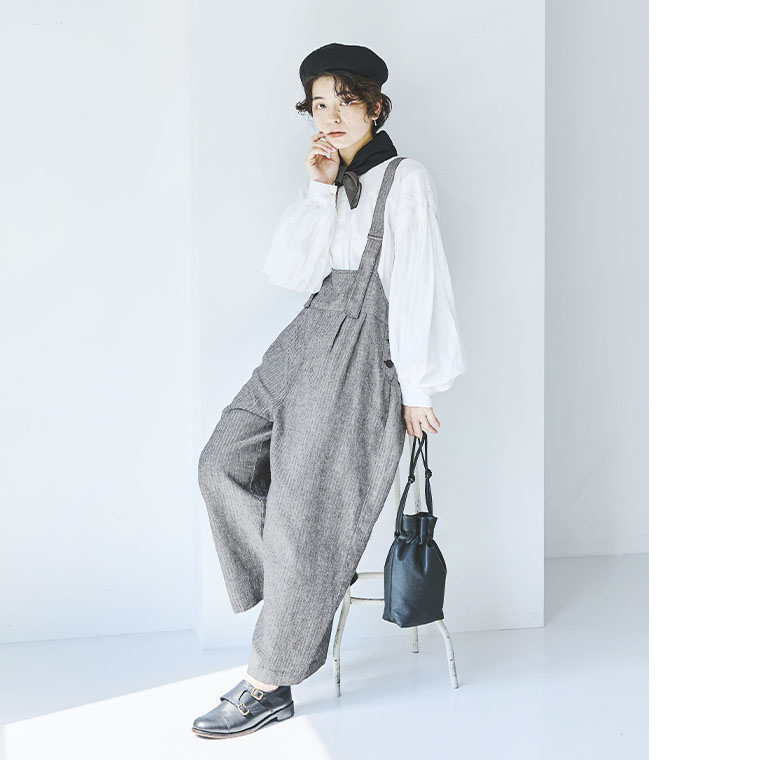 blue willow 別注 ヘリンボーン タックサロペット　横のシルエット　座ったイメージ