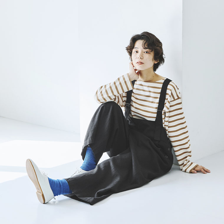 blue willow 別注 ヘリンボーン タックサロペット　ブラック　座ったイメージ