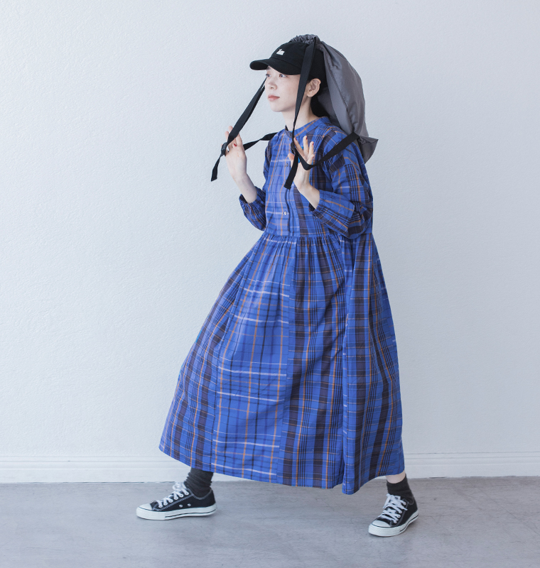 nop de nod タイプライターオリジナルチェック2way切り替えワンピース ブルー ボタン前 全身前