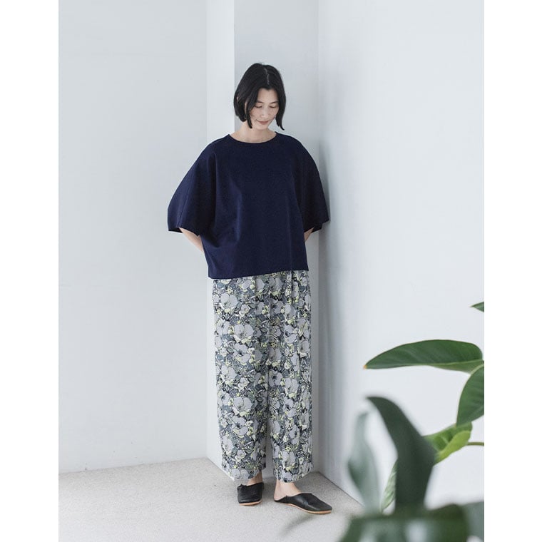 caloom 　シルケットポンチドルマンカットソーネイビーと花柄ワイドパンツグレー　全身前
