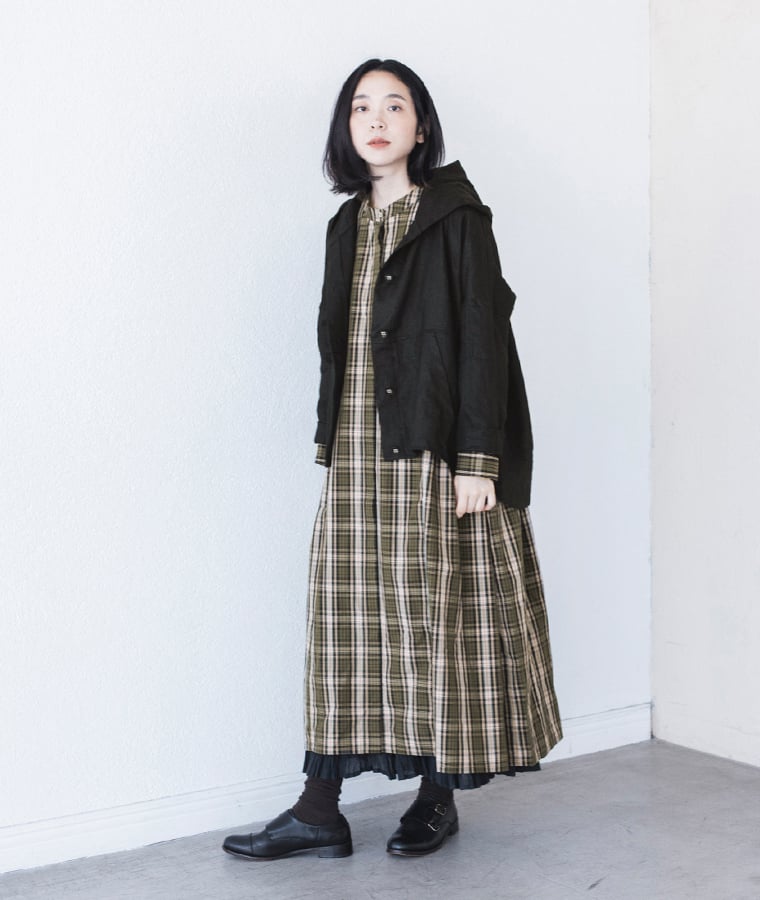 【 &yarn 】コットンチェックサイドタックワンピース カーキ 全身コーディネート 羽織りスタイル