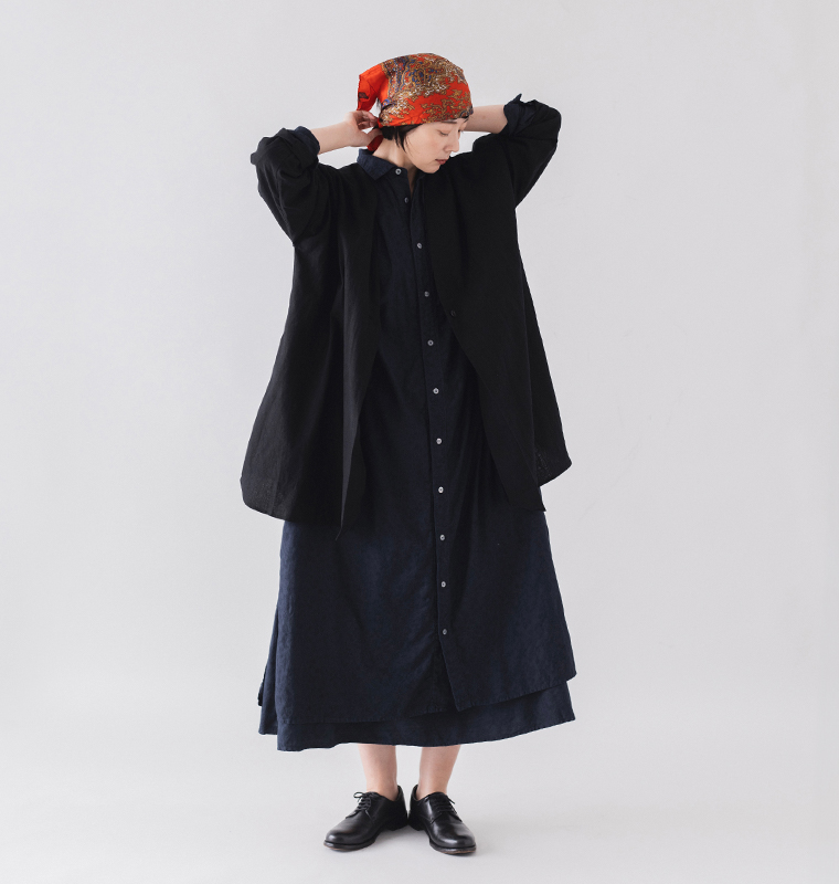 &yarn リネンコットンロング羽織りジャケット ブラックの着こなし