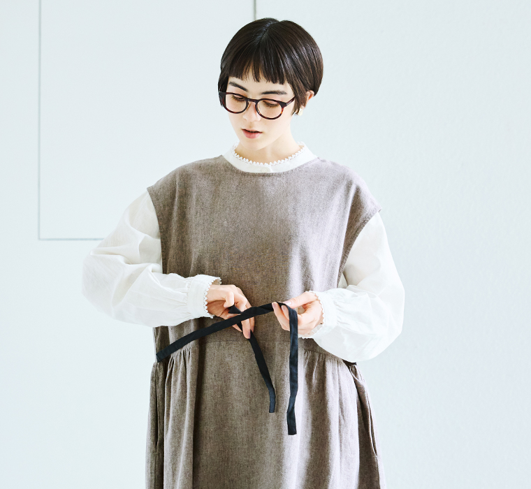 blue willow　コットンリネン平織り無地起毛ボタン配色リボンワンピース ベージュ 上半身寄り