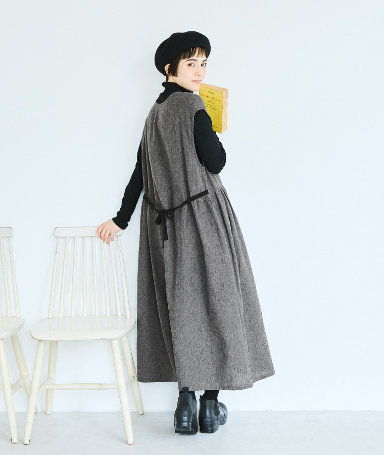 blue willow　コットンリネン平織り無地起毛ボタン配色リボンワンピース ダークグレー 後ろ