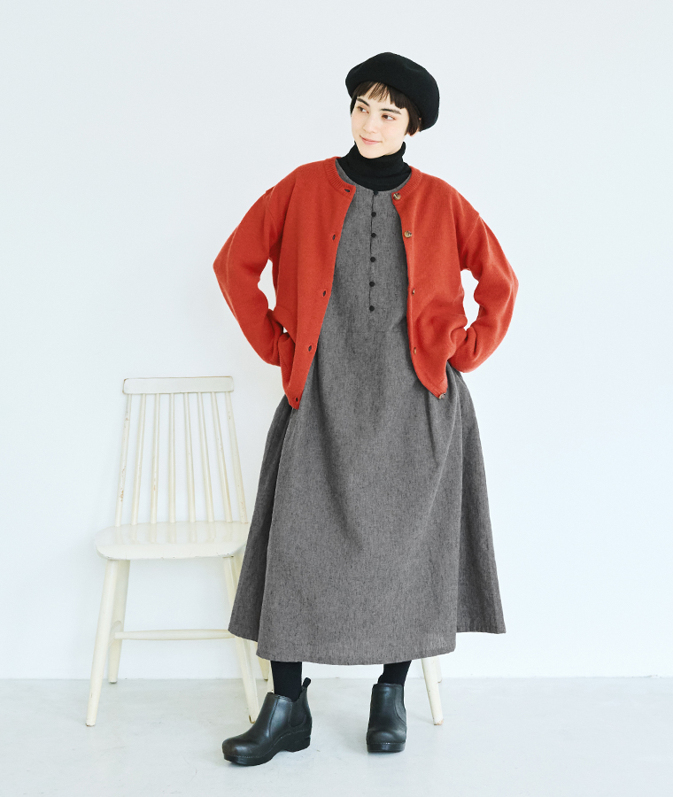 blue willow　コットンリネン平織り無地起毛ボタン配色リボンワンピース ダークグレー カーディガン合わせ