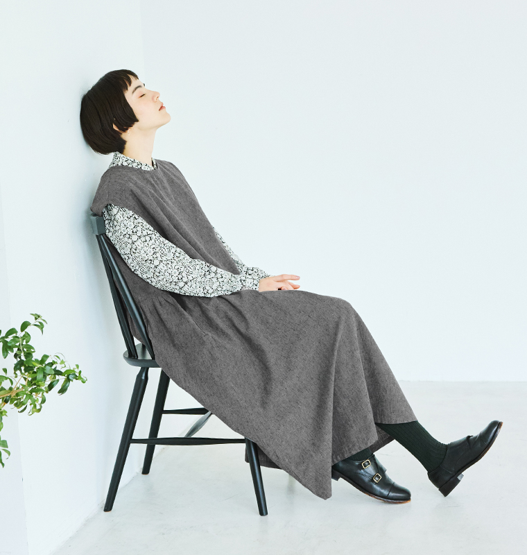 blue willow　コットンリネン平織り無地起毛ボタン配色リボンワンピース ダークグレー ブラウス合わせ 裾寄り