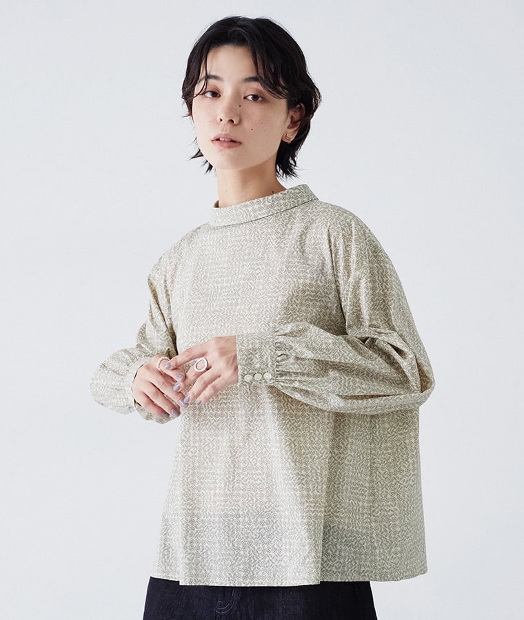 &yarn リバティ花柄ブラウスグレーの柄とデザイン