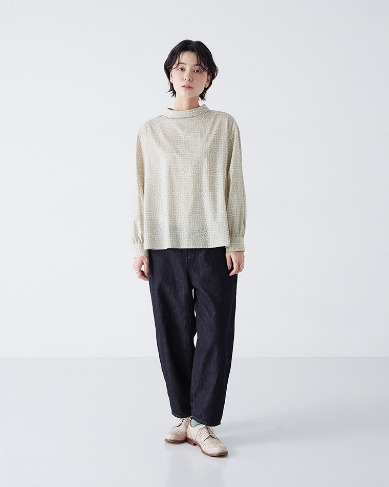 &yarn リバティ花柄ブラウスグレーのコーディネート
