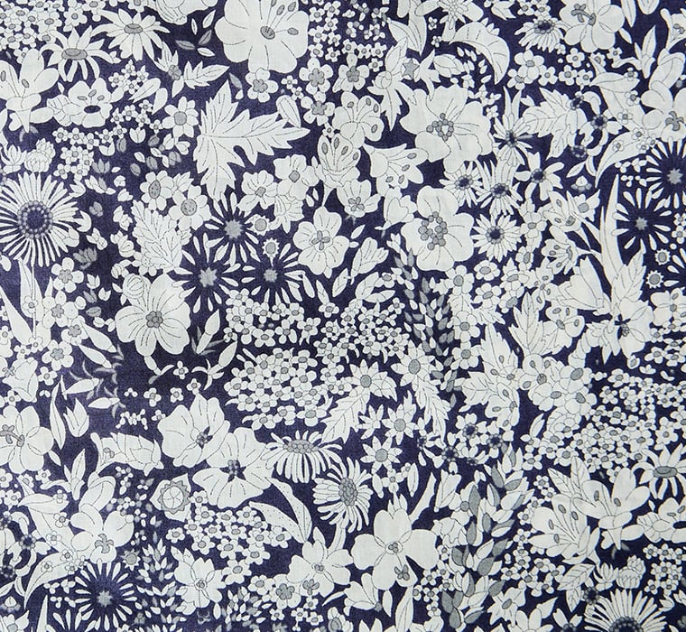 &yarn リバティ花柄ブラウスネイビーの
