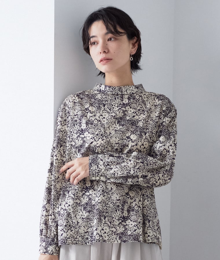 &yarn リバティ花柄ブラウスネイビーのシルエット