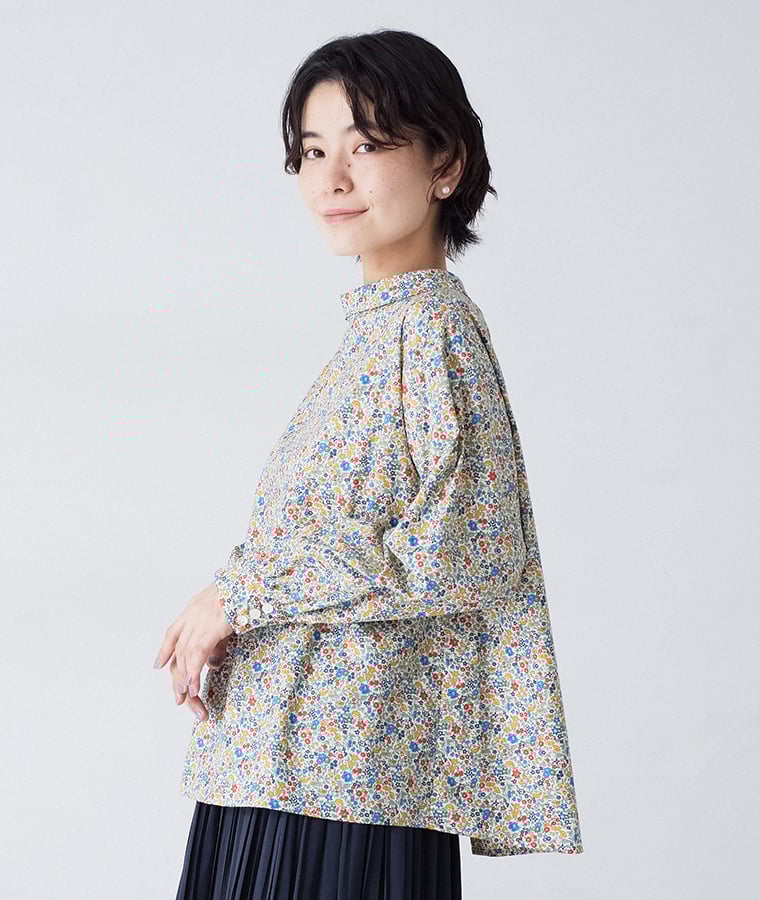 &yarn リバティ花柄ブラウスマルチのシルエットと袖口