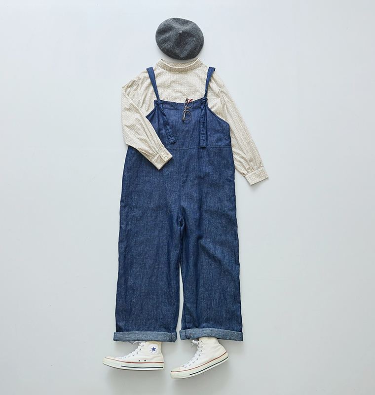 &yarn リバティ花柄ブラウスグレーのカジュアルコーディネート