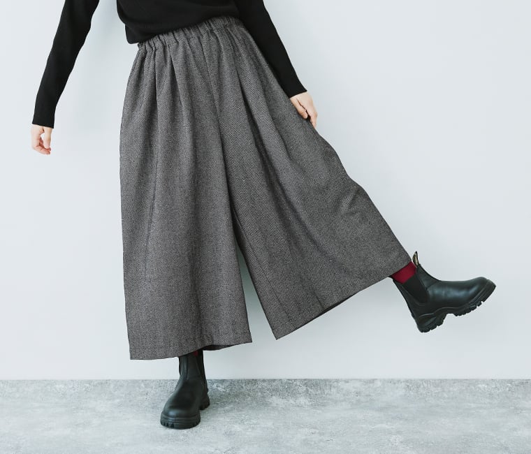 08Mab 別注｜コットンリネンデニムワイドパンツ ブラックブラウス合わせ 下半身寄り前