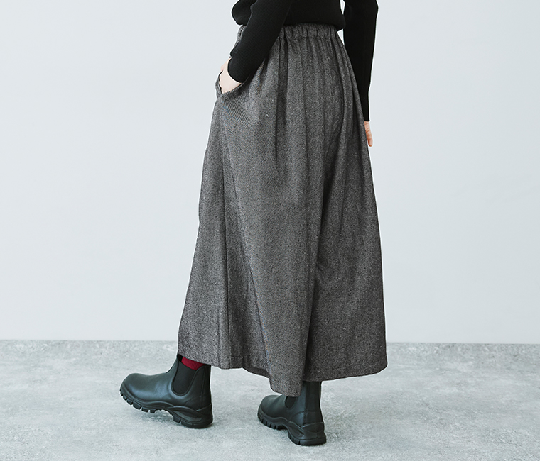 08Mab 別注｜コットンリネンデニムワイドパンツ ブラックブラウス合わせ 下半身寄り後ろ