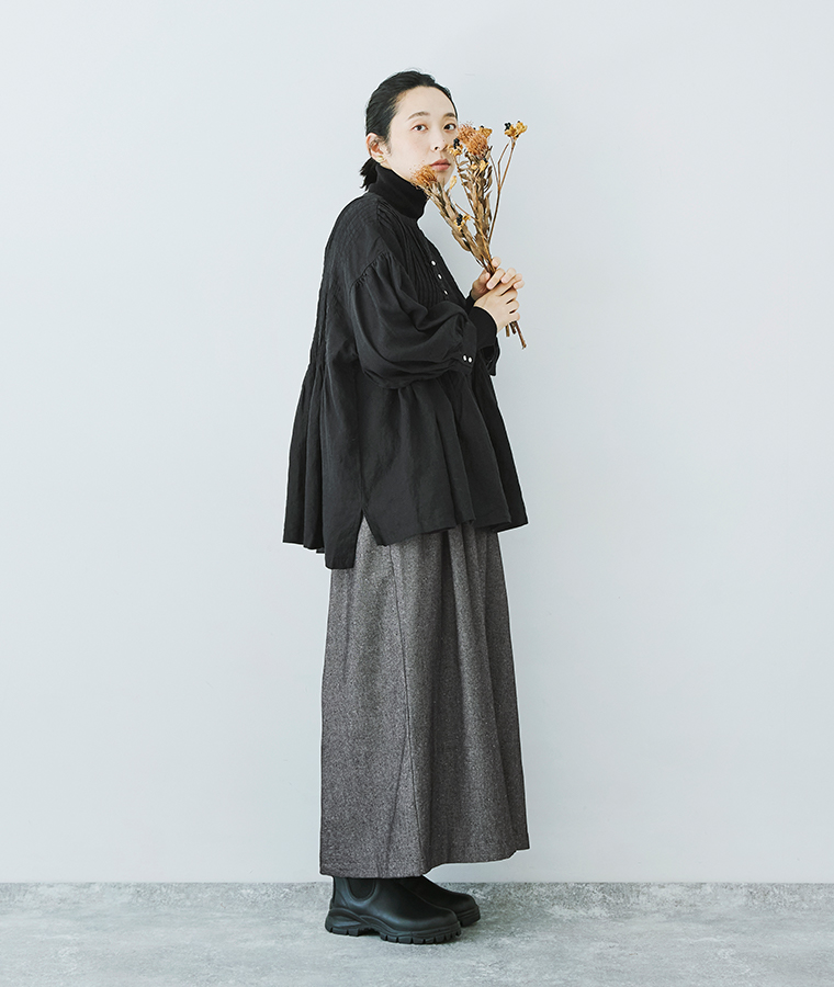 08Mab 別注｜コットンリネンデニムワイドパンツ ブラックブラウス合わせ 全身横
