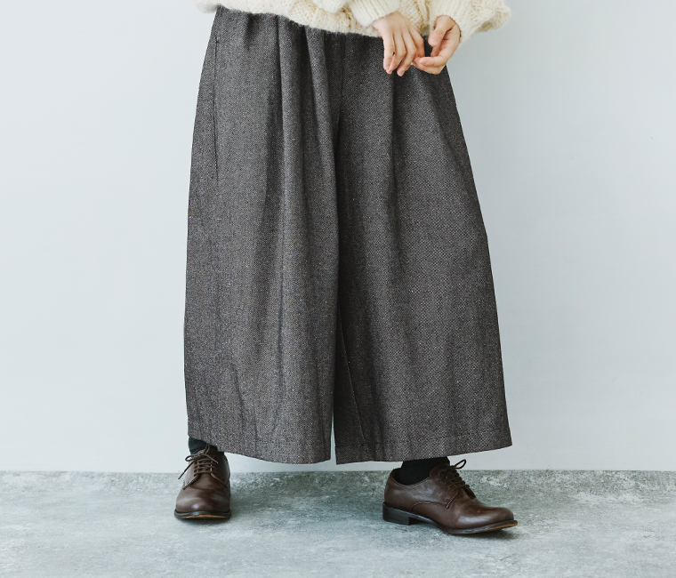 08Mab 別注｜コットンリネンデニムワイドパンツ 白ニット合わせ 下半身寄り前