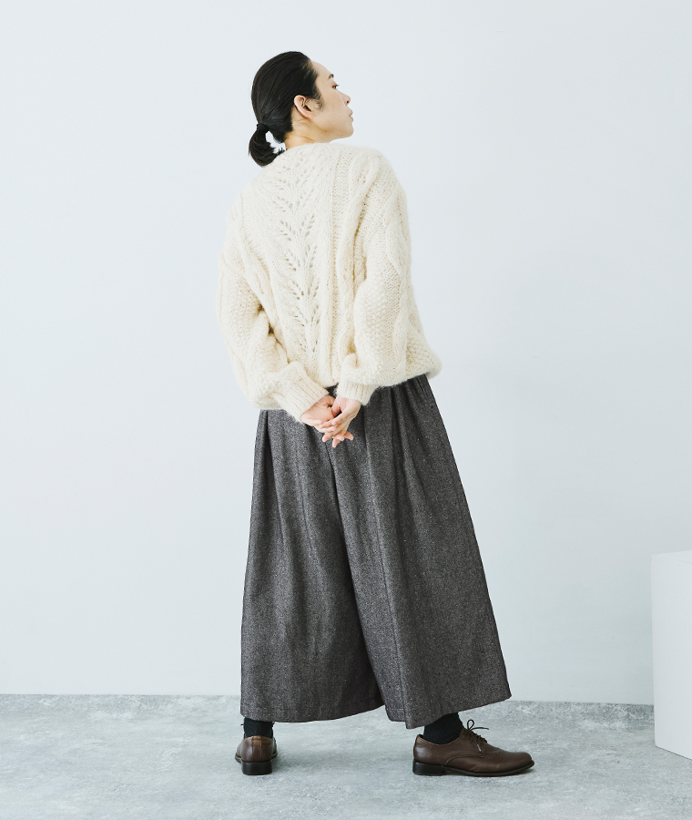 08Mab 別注｜コットンリネンデニムワイドパンツ 白ニット合わせ 全身後ろ