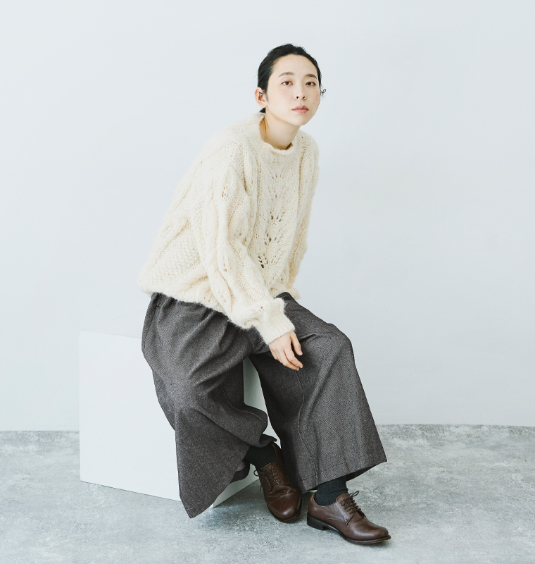 08Mab 別注｜コットンリネンデニムワイドパンツ 白ニット合わせ 座り