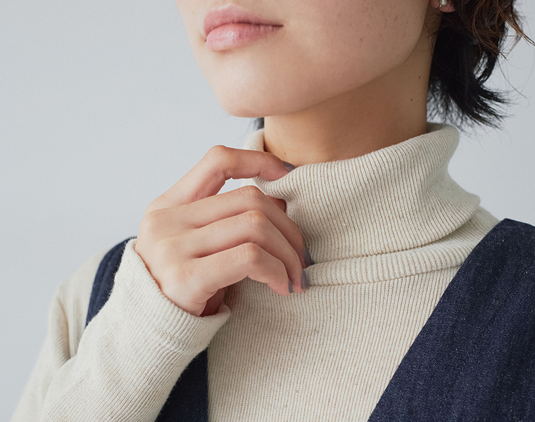 【 &yarn 】わたしの定番タートルネック ナチュラル 袖口見せ