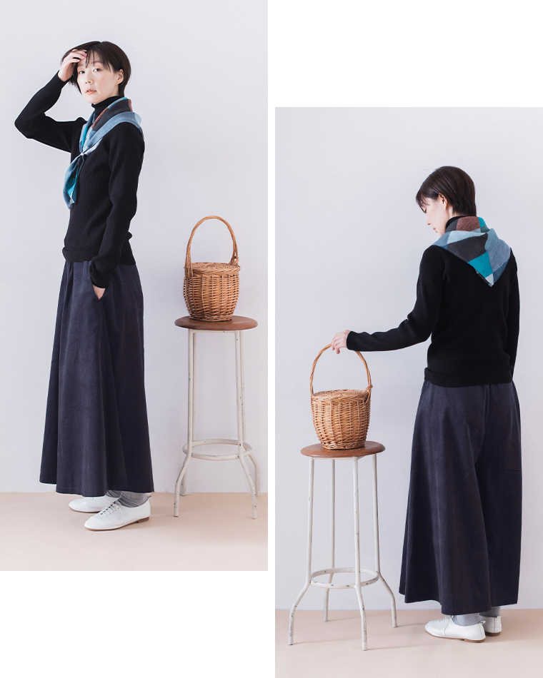 &yarn コーデュロイワイドギャザーパンツ(ネイビー)の全身横と後ろ