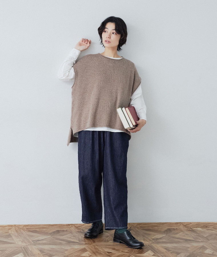 08Mab 別注｜コットンリネンデニムワイドパンツ ブラックブラウス合わせ 下半身寄り後ろ
