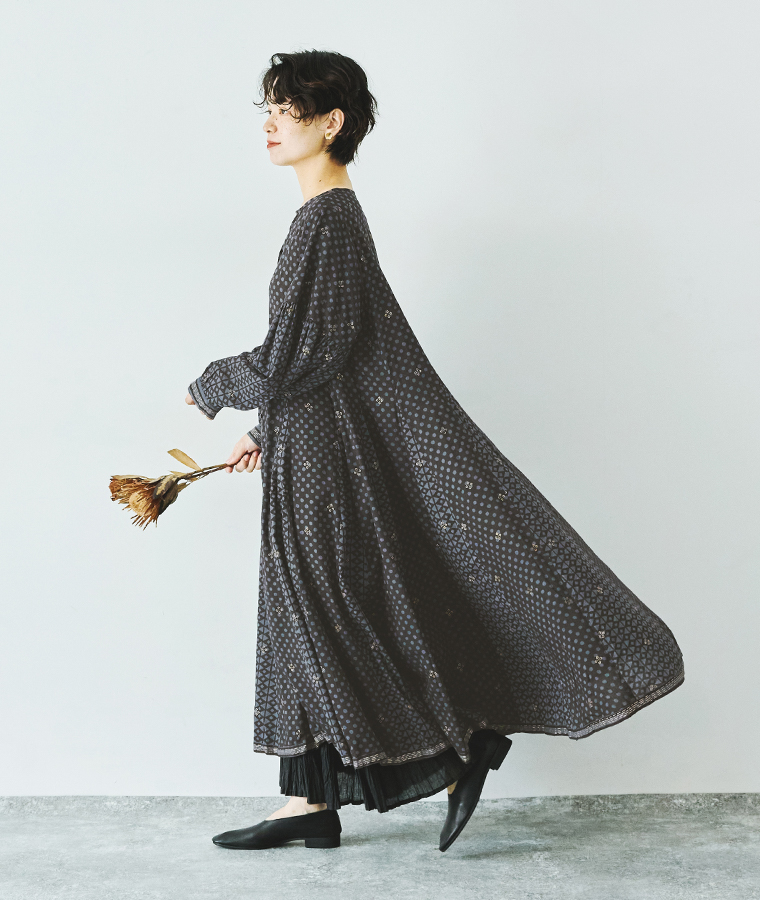 MALAIKA ドット×ゴールドプリントワンピース(ブラック)の全身横