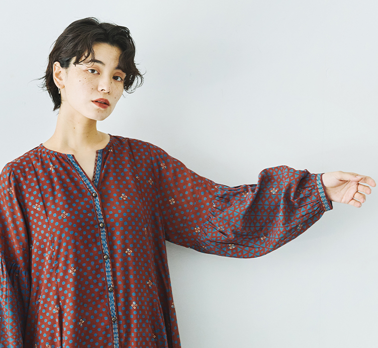 MALAIKA ドット×ゴールドプリントワンピース(レッド)の上半身寄り