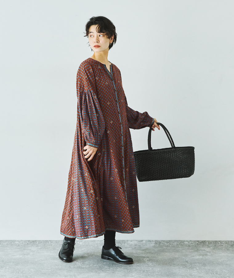 MALAIKA ドット×ゴールドプリントワンピース(レッド)の全身前
