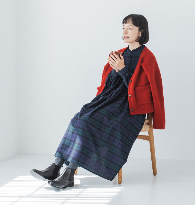 Lintu Laulu  襟フリルくるみボタンワンピース カーディガン合わせ 座り