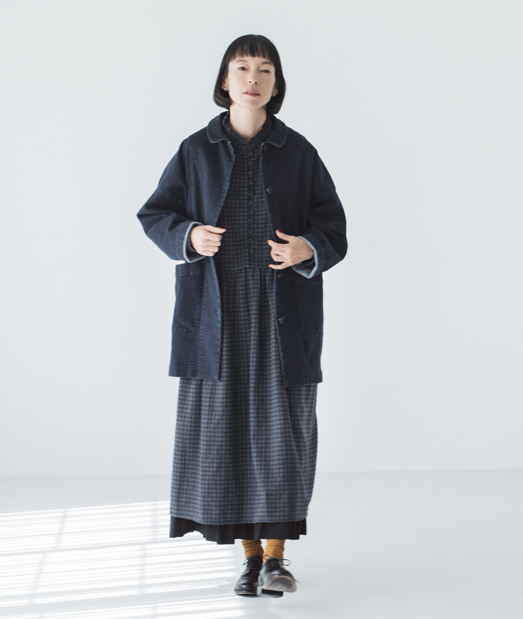 Lintu Laulu  襟フリルくるみボタンワンピース ネイビー×グレー ジャケット合わせ