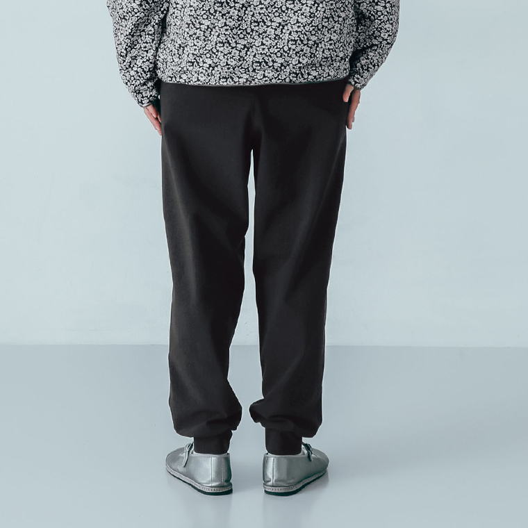 caloom  ストレッチジョガーパンツ　ブラック　パンツ後ろ寄り