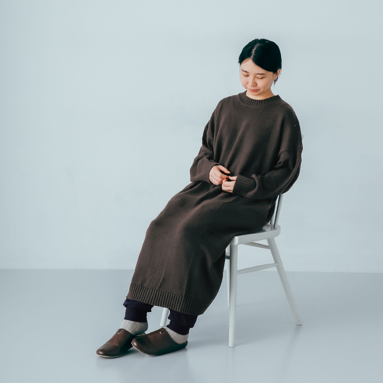 caloom  ストレッチジョガーパンツ　座ったイメージ