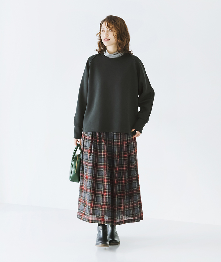 &yarn ダンボール後ろタックプルオーバー(チャコール)の全身前