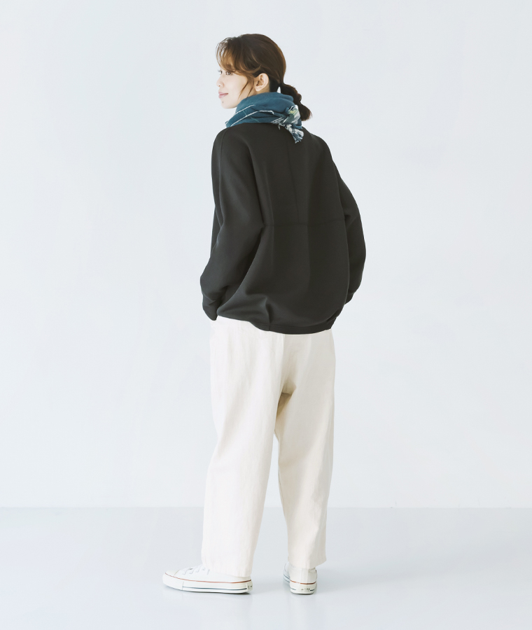 &yarn ダンボール後ろタックプルオーバー(チャコール・カジュアルアレンジ)の全身後ろ