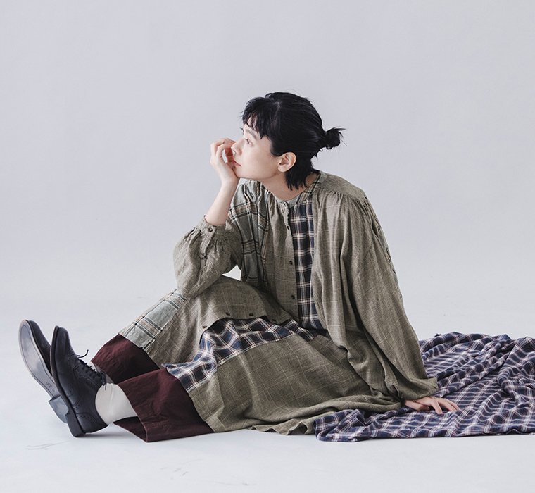 so レーヨンウールガーゼヨークワンピース チェックミックス  全身座り