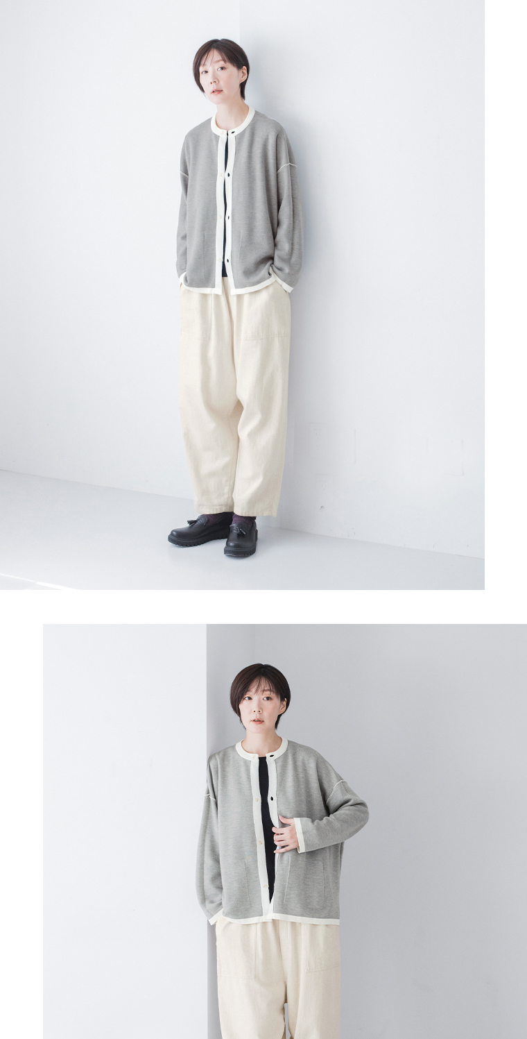 &yarn 裏地配色ニットカーディガン(アイボリー)の裏返した上半身アップ