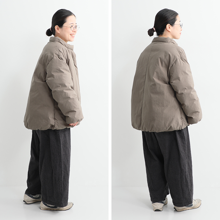 &yarnふんわり軽量 ちび襟ダウンジャケット モカのコースタッフ着用大蔵着心地とダウンパック