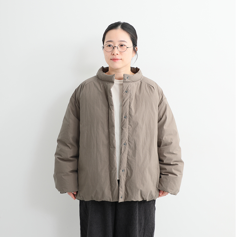 &yarnふんわり軽量 ちび襟ダウンジャケット モカのコースタッフ着用大蔵 襟とボタン