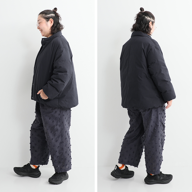 &yarnふんわり軽量 ちび襟ダウンジャケット モカのコースタッフ着用松岡 着心地とダウンパック