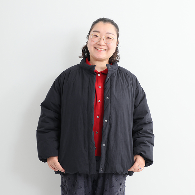 &yarnふんわり軽量 ちび襟ダウンジャケット モカのコースタッフ着用松岡 袖口と裾