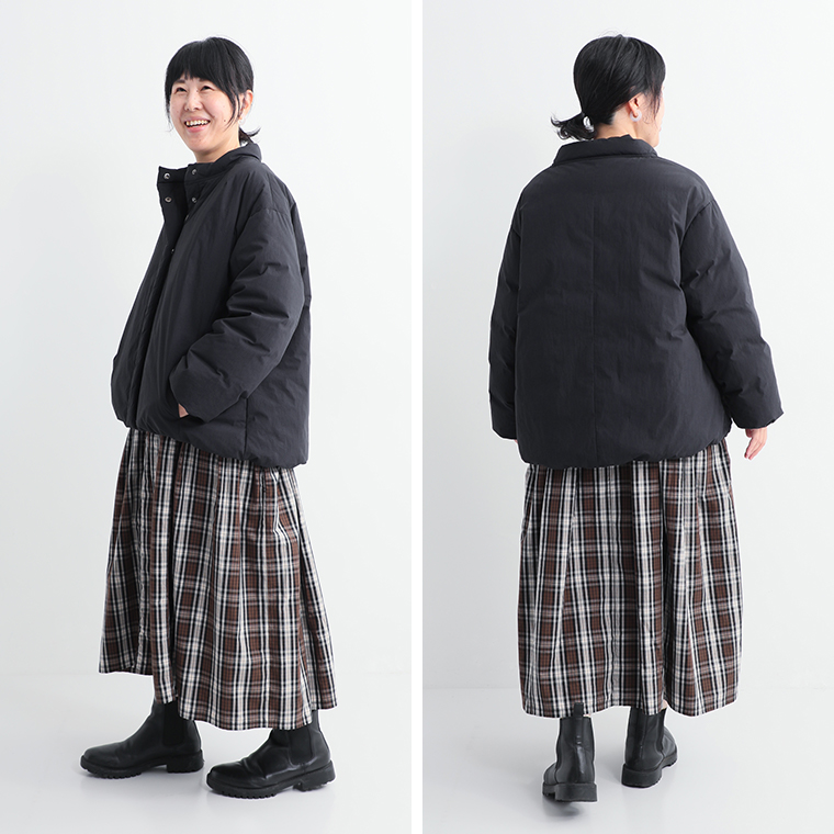 &yarnふんわり軽量 ちび襟ダウンジャケット モカのコースタッフ着用田淵 ポケットと切り替え