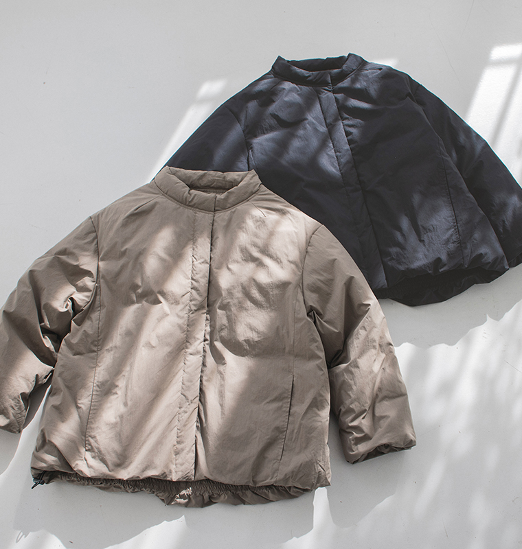 &yarnふんわり軽量 ちび襟ダウンジャケットのシルエットとちび襟