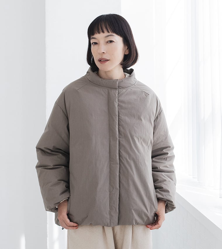 &yarnふんわり軽量 ちび襟ダウンジャケット モカの隠しドットボタン