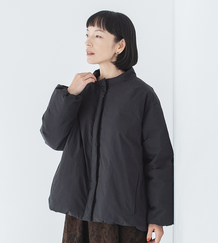 &yarnふんわり軽量 ちび襟ダウンジャケット ブラックのボタンを留めた着こなし