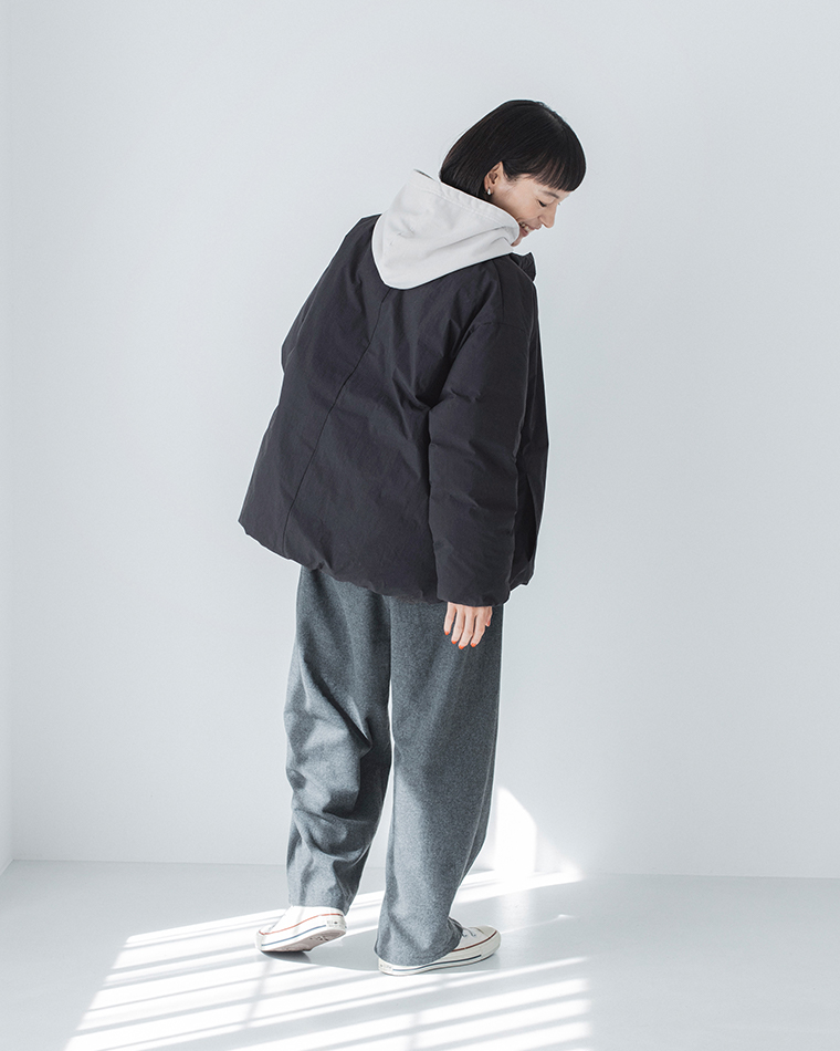 &yarnふんわり軽量 ちび襟ダウンジャケット ブラックのデザイン