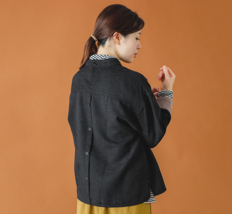 【 le colis 】ニュアンスモールクロススタンダードカラーTEEブラウス バックスタイル